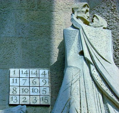 O Sudoku de Ant.Gaudi no portal da Sagrada Família em Barcelona