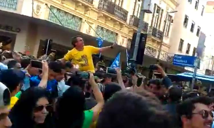 Bolsonaro é esfaqueado durante campanha em Minas Gerais; veja vídeo