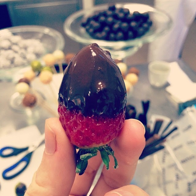 Defne Nil ve Zeynep Lâl Çırağan Palace Kempinski Çikolata 