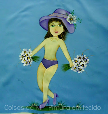 pintura em tecido boneca com chapeu, calcinha e bouquet de margaridas