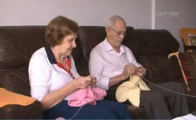 Casal de velhinhos faz roupas de crochê para bebês e doa a famílias carentes sem enxoval Casal de velhinhos faz roupas de crochê para bebês e doa a famílias carentes sem enxoval