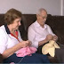 Casal de velhinhos faz roupas de crochê para bebês e doa a famílias carentes sem enxoval  