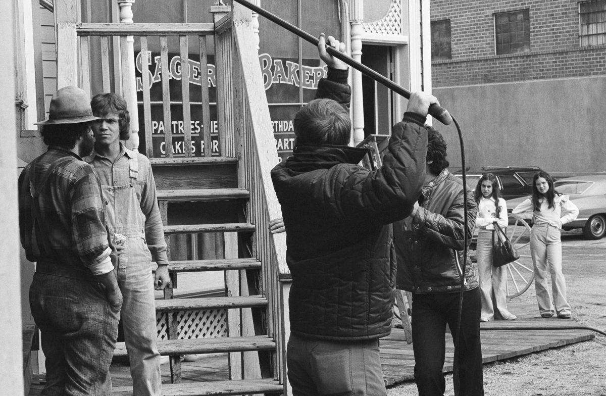 19 Amazing Behind the Scenes Photos From the Making of TV Classic 