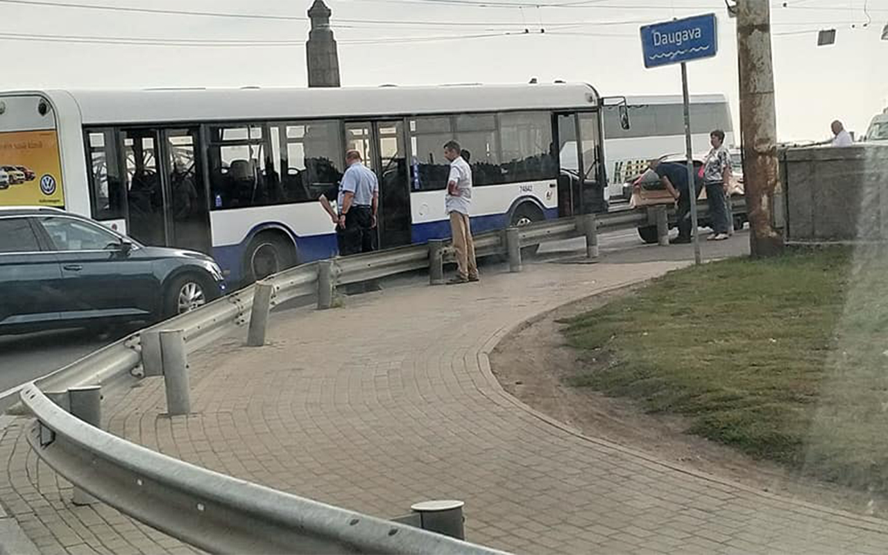 Satiksmes autobusa un auto sadursme uz Akmens tilta