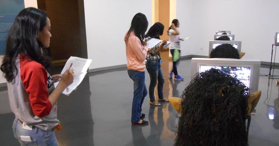 Fungsi kritik seni secara umum adalah