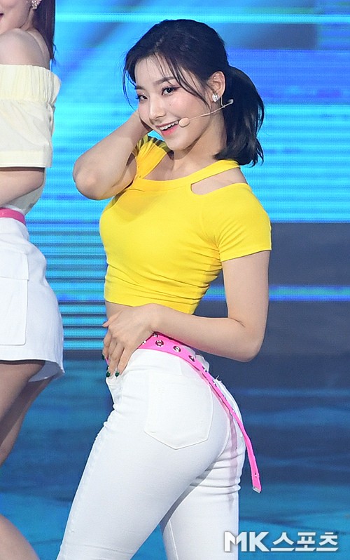 백바지가 잘 어울리는 프로미스나인 이새롬 - 꾸르