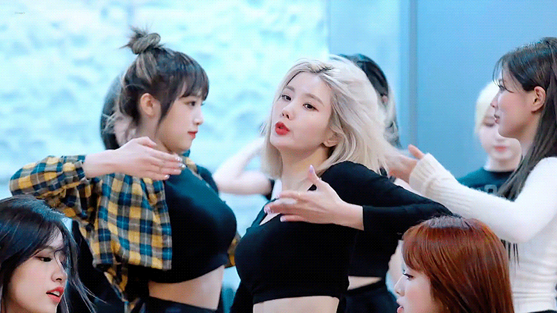 아이즈원> 안무 연습하는 권은비 크앙