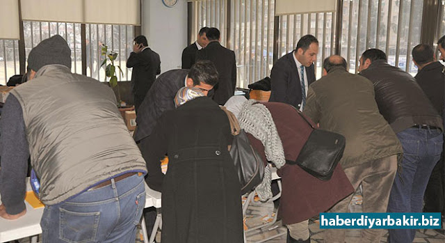 Diyarbakır Büyükşehir Belediyesi gecikmeli maaş alımına son verdi DİYARBAKIR-Diyarbakır Büyükşehir Belediye Başkanı Cumali Atilla’nın talimatıyla, 2 bin 500 hizmet alımı personeline taşeron şirketler tarafından verilen maaşların gecikmeli ödenmesinden dolayı yaşanan sıkıntılara, yürütülen çalışma ile son verildi.