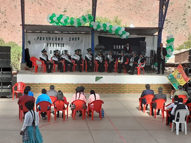 Ceremonia de graduación de la clase Abitur en Esmoraca Bolivia