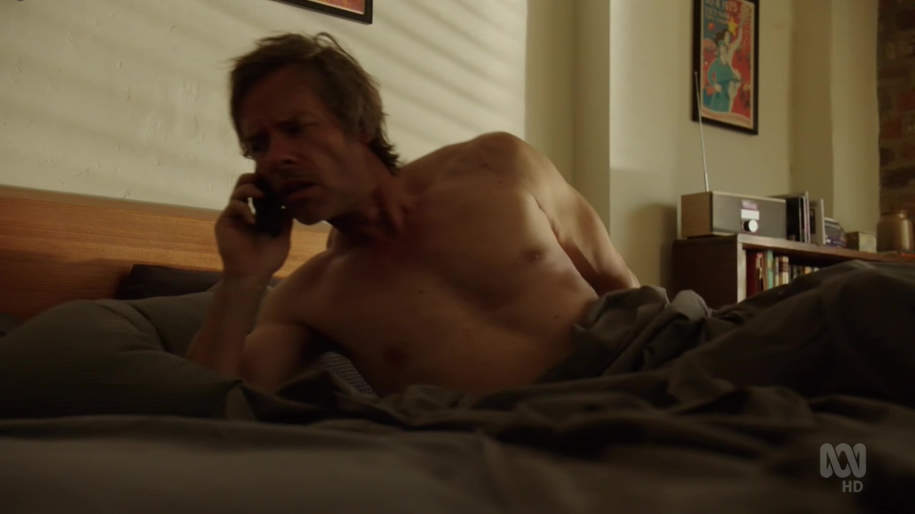 Guy Pearce shirtless in Jack Irish 2-04 "Episode 4" .