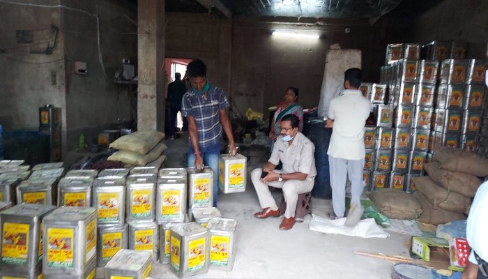 বর্ধমানে ভোজ্য তেলের গুদামে হানা, বাজেয়াপ্ত ১২৭টি তেলের টিন