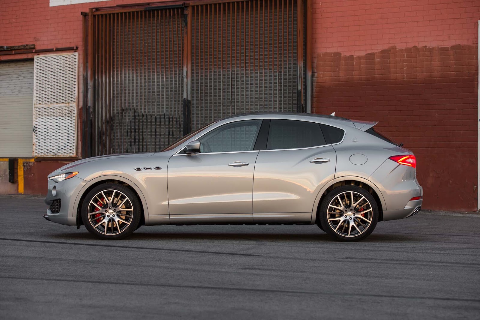 MASERATI LEVANTE, SUV LEVANTE ITALIA, GIA XE 5 CHỖ LEVANTE 2019, MASERATI QUẬN 1, XE MASERATI NHẬP KHẨU CHÍNH HÃNG MASERATI SAI GÒN LÊ DUẨN