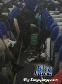 Anak dibiarkan buang air besar atas lantai kapal terbang