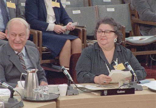 Mary Two-Axe Earley avec René Lévesque, premier ministre du Québec, à la Conférence des premiers ministres sur les questions constitutionnelles autochtones, Ottawa, 1983. Crédit : Office national du film du Canada