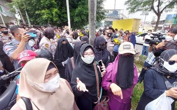 Selalu-Setia-Barisan-Ibu-ibu-Pendukung-Habib-Rizieq-Shihab-Penuhi-PN-Jaktim