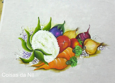 "pano de copa com pintura de couve-flor, cenouras, tomates,cebolas e beterraba"