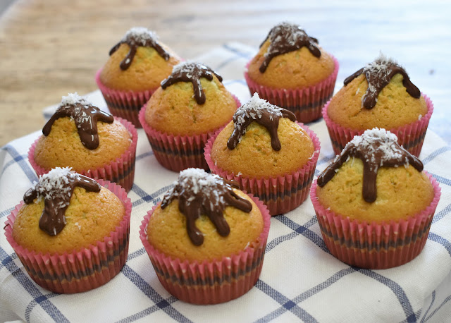 Magdalenas De Coco Con Topping De Chocolate Y Coco