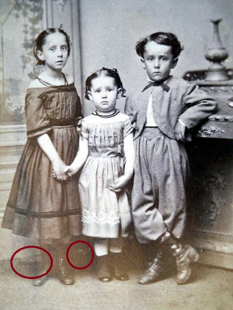 Fotografía Post mortem de dos niñas y un niño sobre 1850.  https://www.pinterest.at/pin/476255729339592750/
