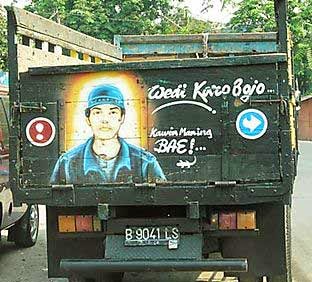 Kreatif, Gambar dan Tulisan Unik di Belakang Truk yang Bisa Bikin Kamu Ketawa Ketiwi Sendiri