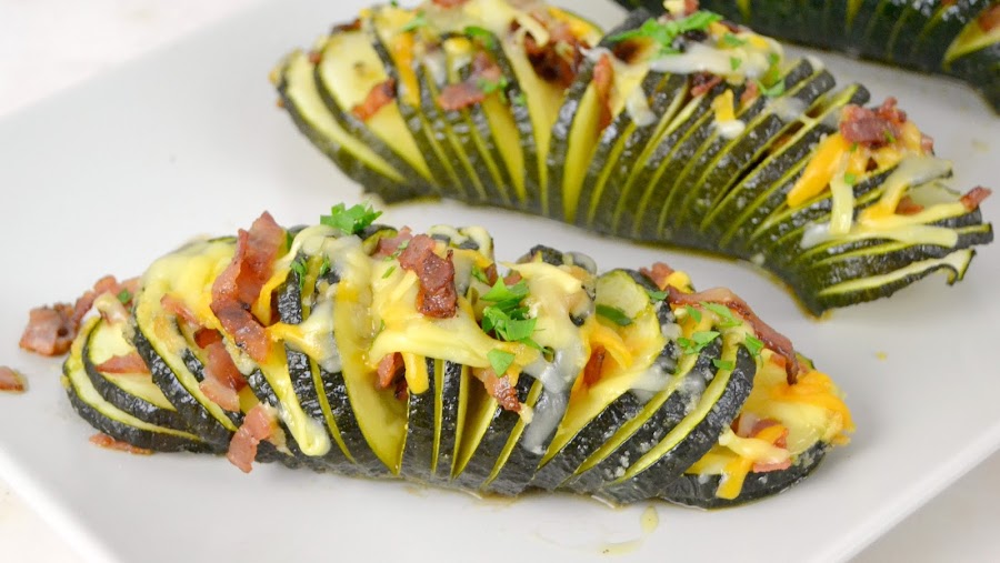 Calabacines hasselback con queso y bacon
