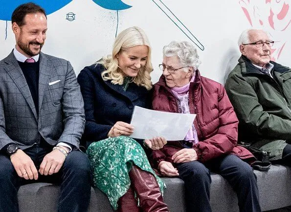 Skjåk municipality is a center for rafting events. Crown Princess Mette-Marit wore a new silk printed dress from H&M Conscious Exclusive