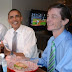 Obama celebró con hamburguesas el acuerdo por el techo de la deuda