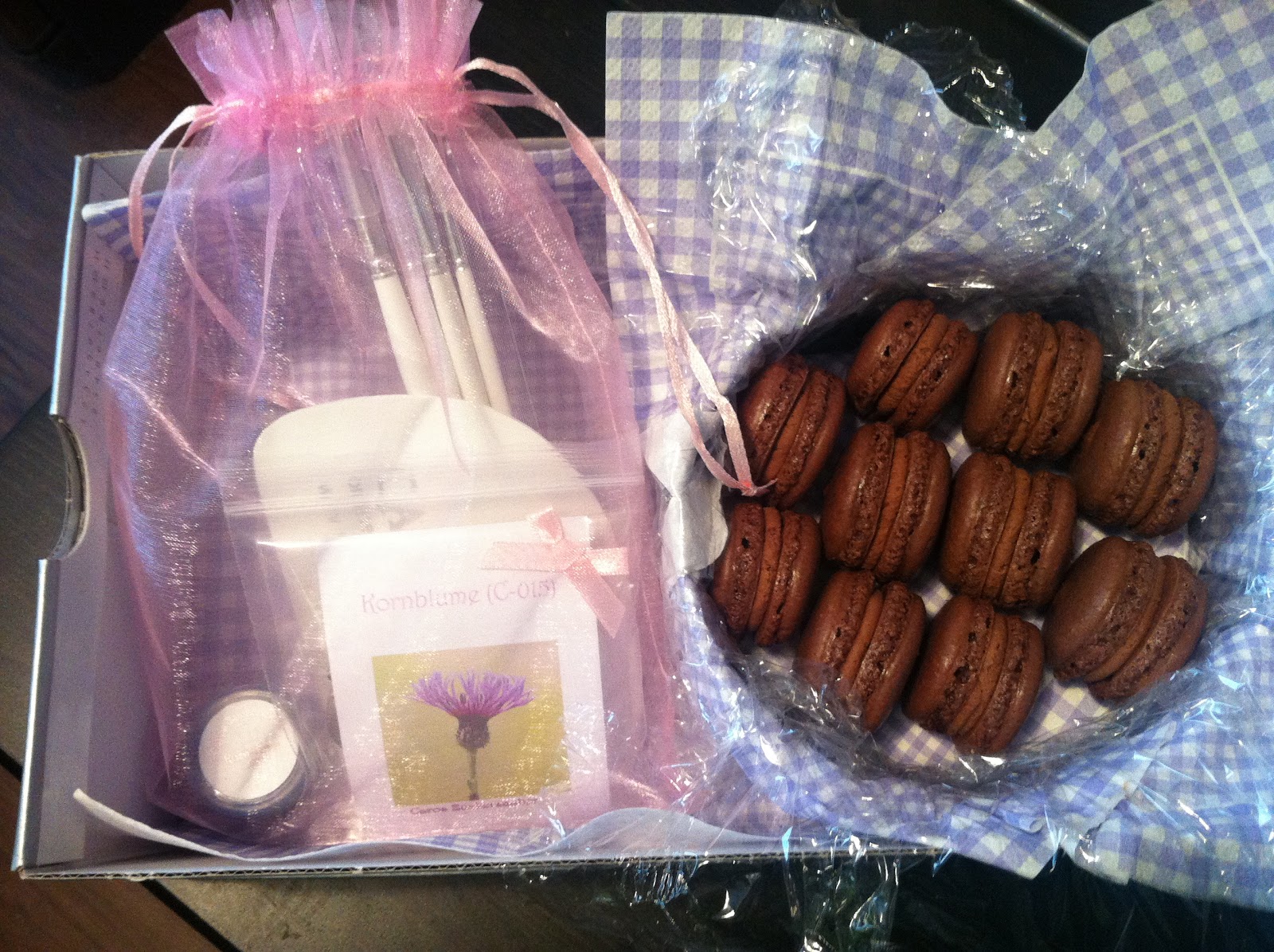 Schokoladen-Macarons mit einem Hauch Himbeere