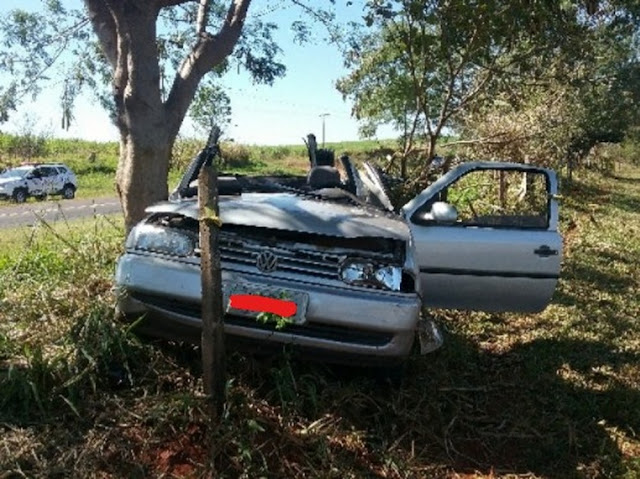 Motorista perde o controle da direção e bate carro em árvore em Ouro Verde Motorista perde o controle da direção e bate carro em árvore em Ouro Verde