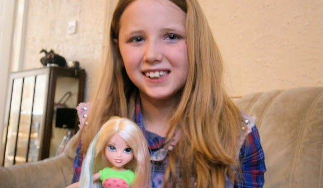 girl with Moxie Girlz doll