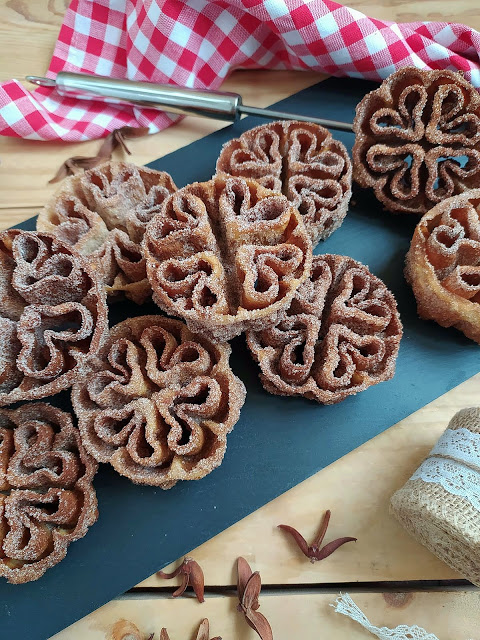 Flores fritas. Receta tradicional de Cuaresma, Semana Santa y Carnaval. Repostería de sartén Dulces fritos Flores extremeñas, manchegas Pascua Cuca