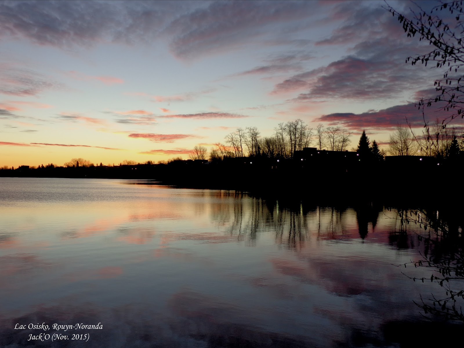 L'OEIL AU VERT Lac Osisko, RouynNoranda, Québec lever de soleil.
