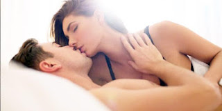 pasangan model memerankan adegan cipokan/ciuman bibir
