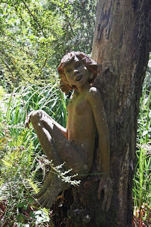 esculturas en el bosque