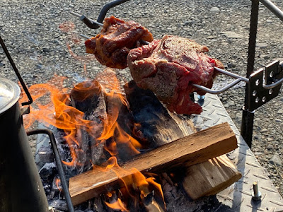 37CAMP　BBQスキュワー　こんがり肉を焼く