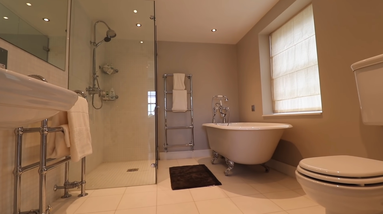 16 Photos vs. Hampton Court Road, East Molesey, Richmond UK Mansion Interior Design Tour