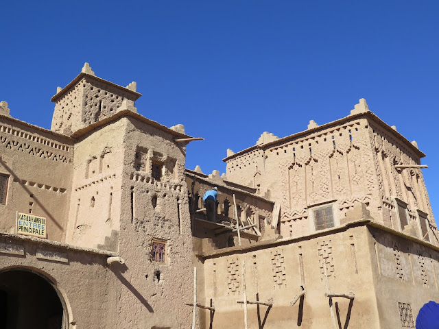 Trabajador en la fachada de la Kasbah Amridil