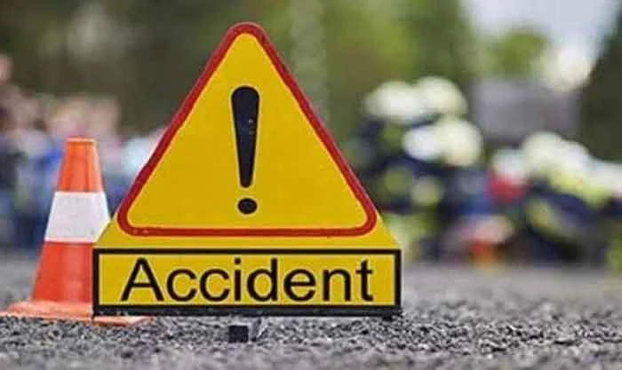 News, Kerala, Accident, Death, Injured, hospital, Treatment, Car crashes into parked lorry; One and half year old girl died