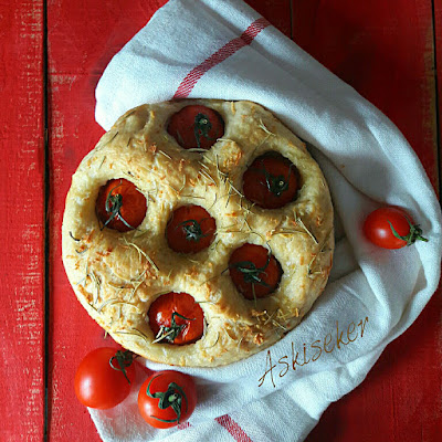 SARIMSAKLI DOMATESLİ EKMEK ( FOCCACİA ) tarifi nasıl yapılır .Nefis bir ekmek tarifi, sarımsak, zeytinyağı ve biberiyenin birleşimiyle mis kokulu harika bir lezzet o bir italyan ekmeği