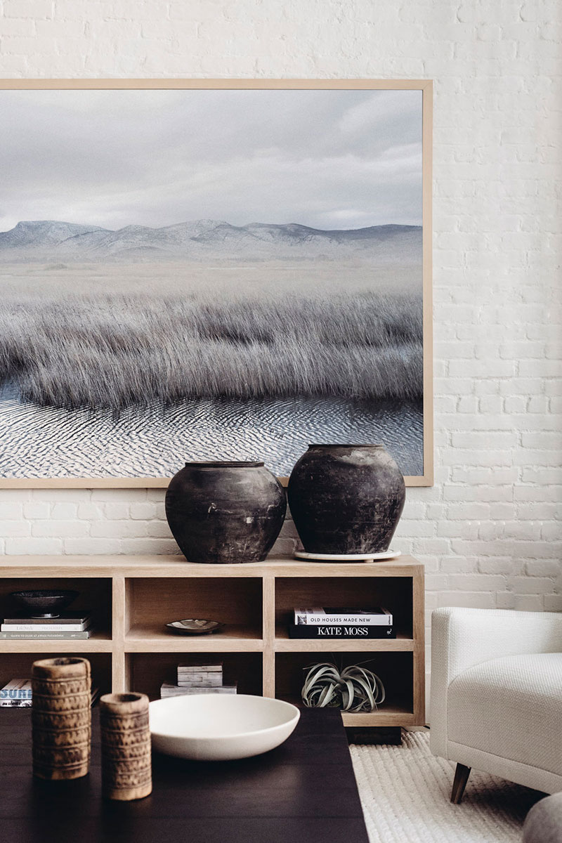 Stylish loft in New York with warm natural accents by Becca Interiors