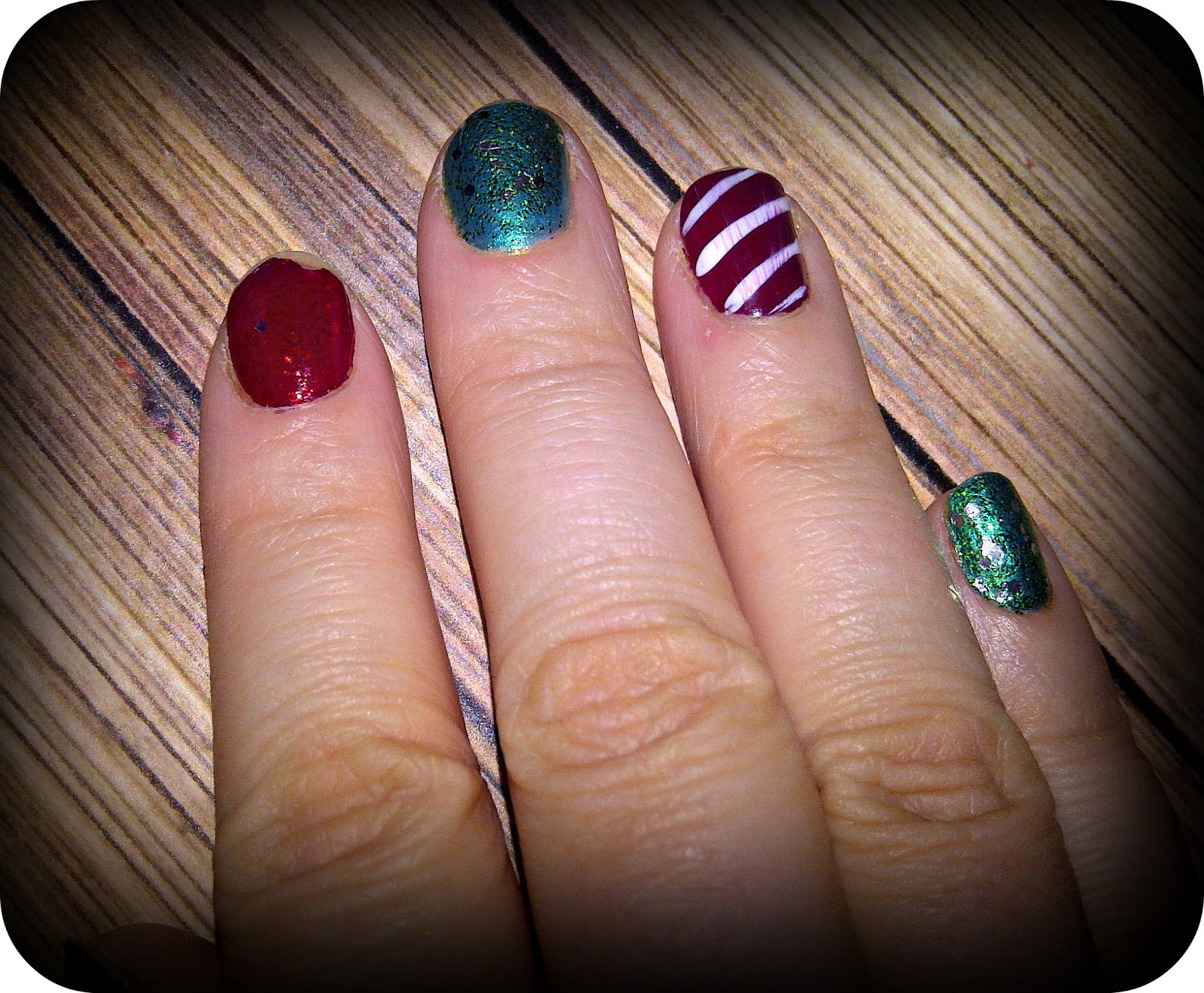 Rosebud's Beauty Box: Christmas Nails Love- Candy Canes and Baubles