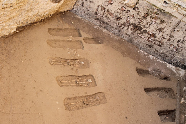 Скелеты и могилы обнаружены во время раскопок в Риме. Археологи считают, что останки были когда-то похоронены в кампусе Iudeorum, или Поле евреев. 
