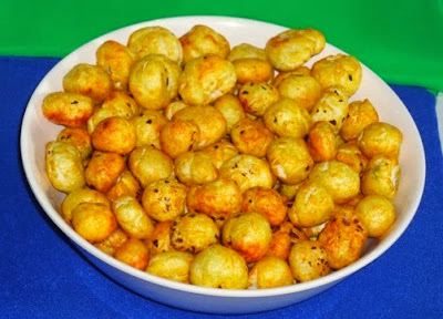 seasoned phool makhana in a serving plate