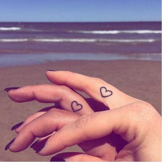 tatuagens femininas de coração para os dedos tatuagens femininas de coração para os dedos