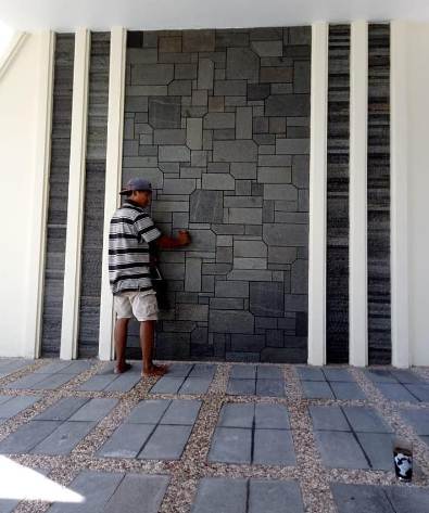 Dinding dengan batu alam rumah type 30 tema minimalis