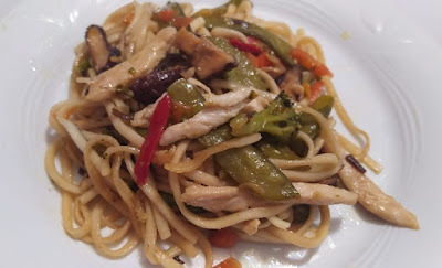 Udon con pollo, verduras y setas