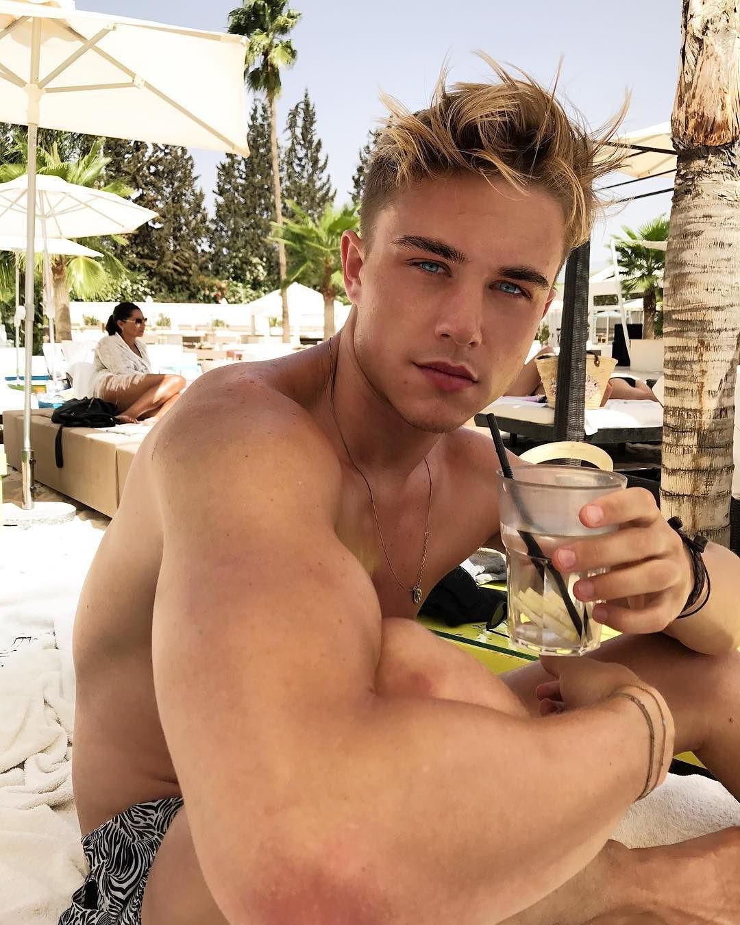 lusty-blond-twinks-sensual-blue-eyes-gay-guys-vacation-cutie