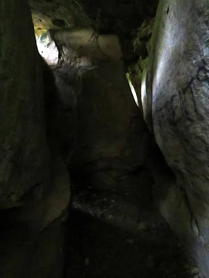 Szczelina w skale Grunwald (Piekło) szczelina