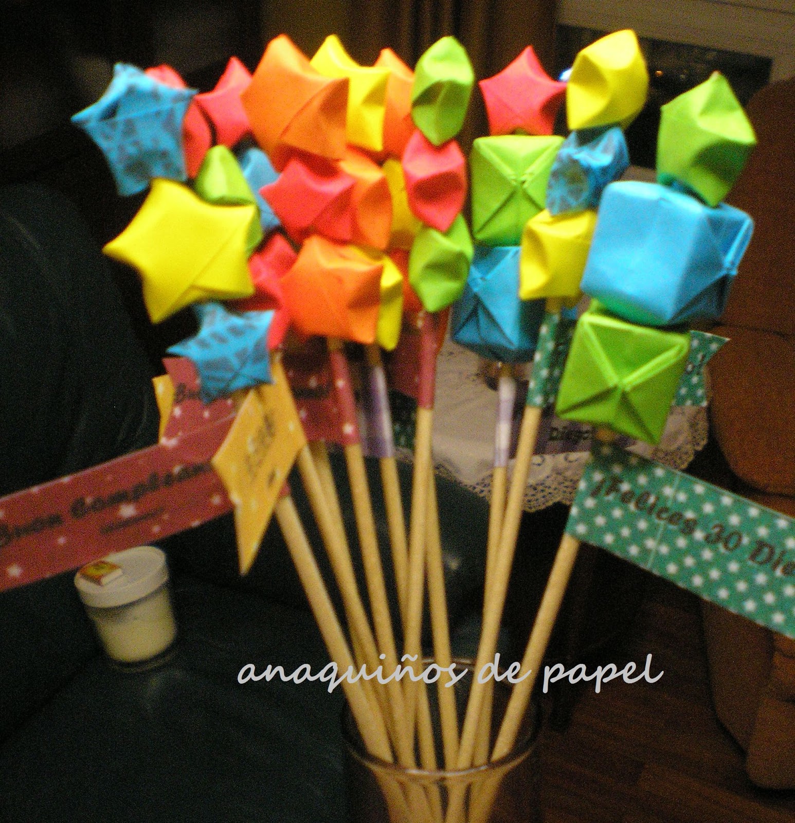 imagen Contador doce Anaquiños de papel: Palitos decorativos para un cumpleaños muy colorido