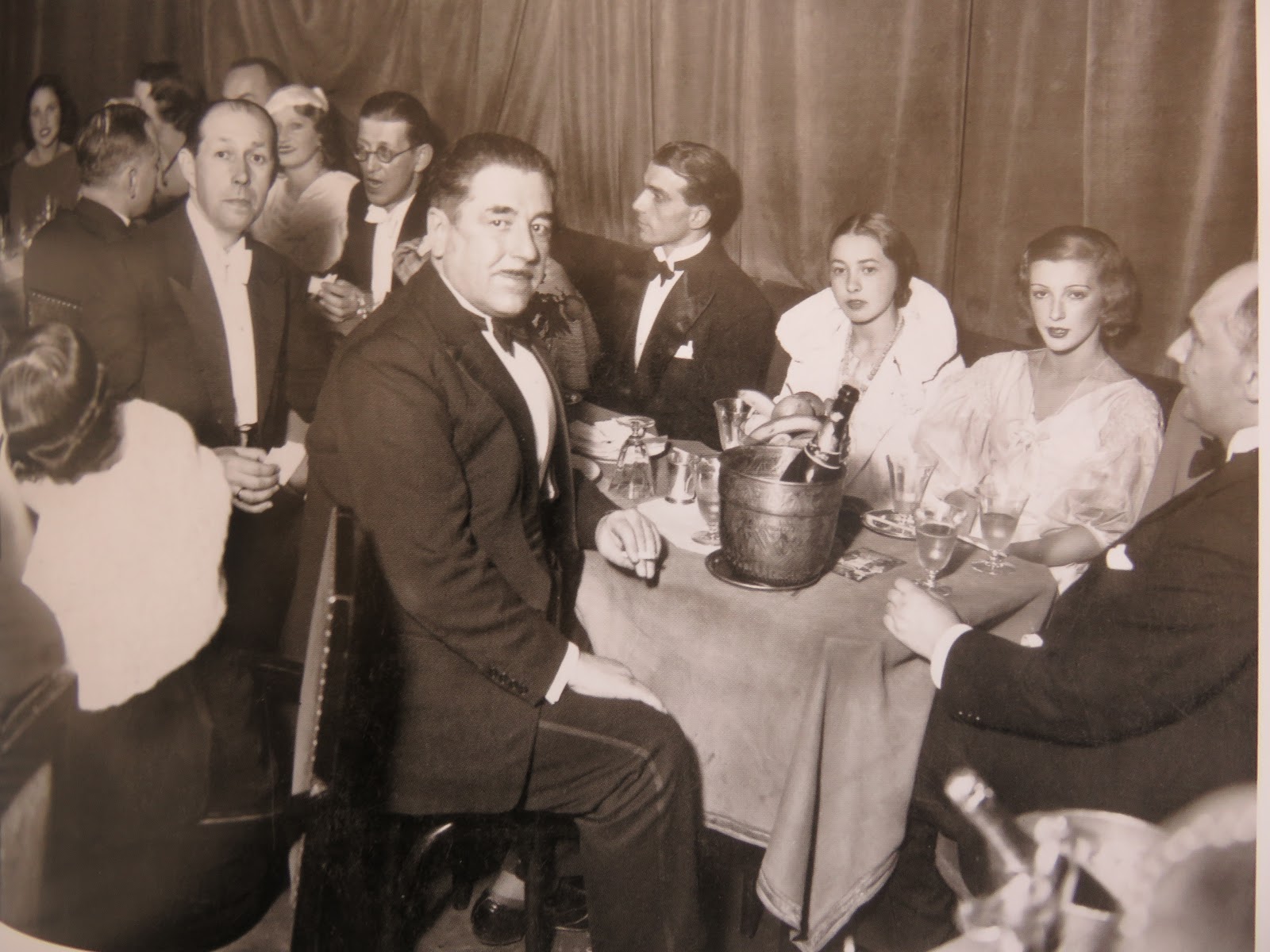 эмигранты 1917 париж. белоэмигранты первой волны париж. русские эмигранты во франции после революции. максим горький эмиграция. проживающая в эмиграции.