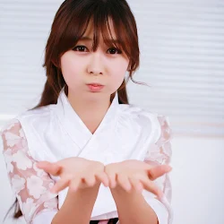 Seo Han Bit – In Maid Costume Foto 11